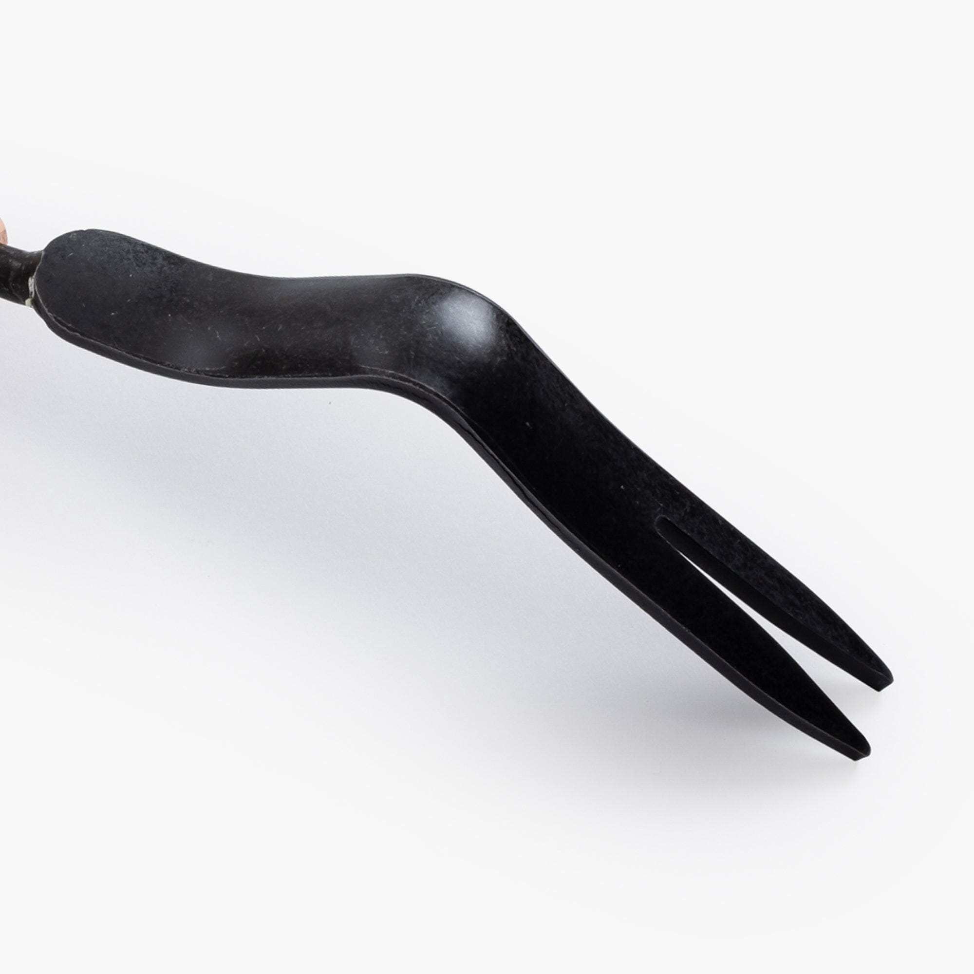 dandelion-weeding-fork-06-06-GDN-093_DandelionWeedingFork_WalnutBlack_PDP_04 Dandelion Weeding Fork
