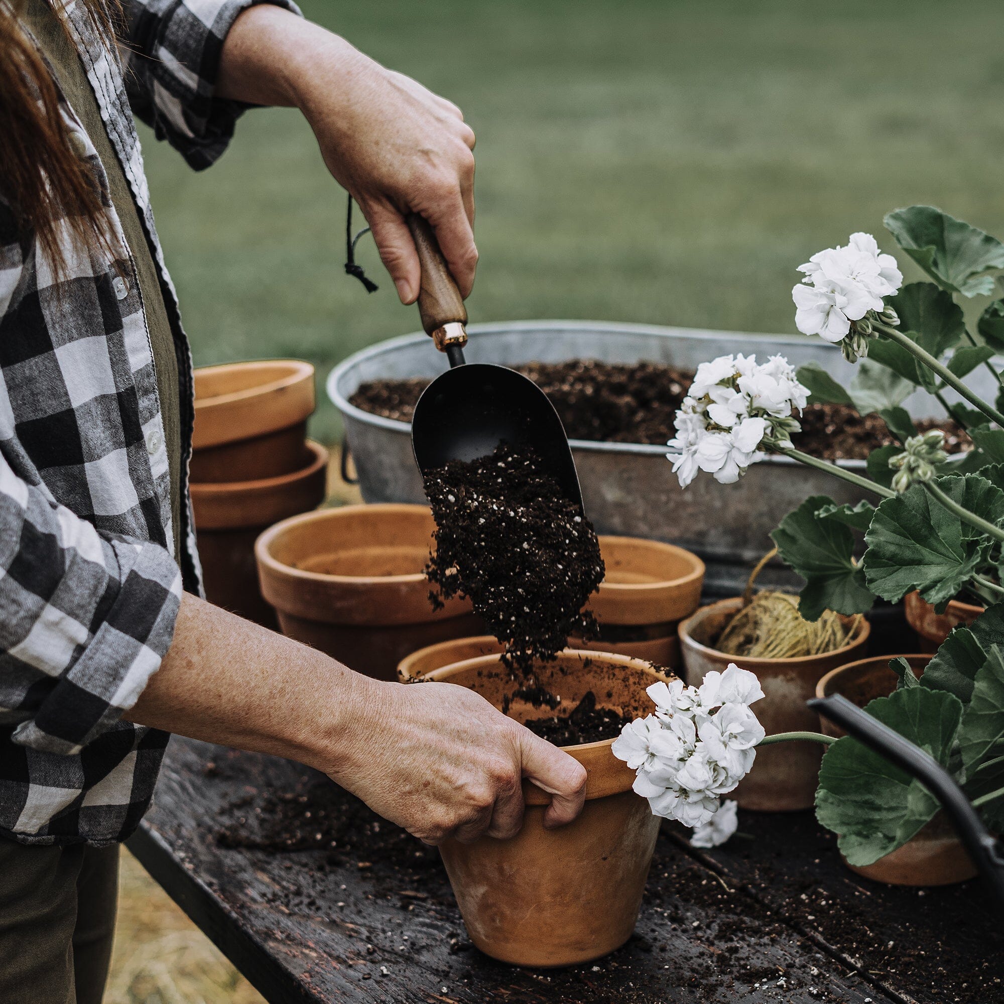 garden-scoop-08-08-GDN-092_GardenScoop_WalnutBlack_PDP_08 Garden Scoop